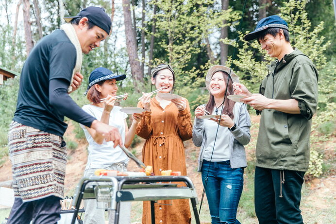 BBQに最適!おしゃれアウトドアコーデが話題